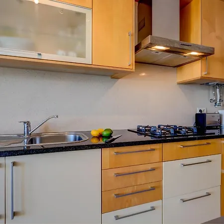 Rooftop Pool Two Bedroom In דירה אלבור